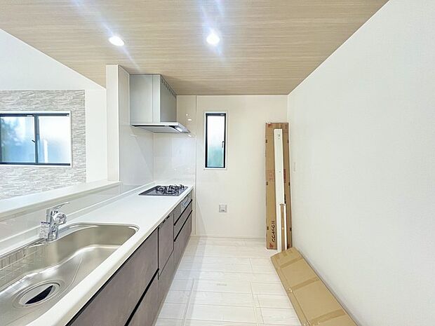 リビングにいる家族の顔が見渡せるカウンターキッチン。お料理もより一層おいしく、楽しく。食器棚を背面に設置しても十分な広さを確保しています。