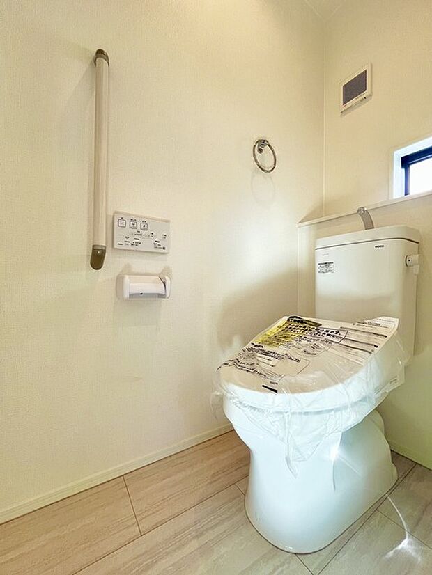 ウォシュレット機能付きのトイレ。換気のしやすい窓付きで、収納もあり実用性も兼ね備えた造り。