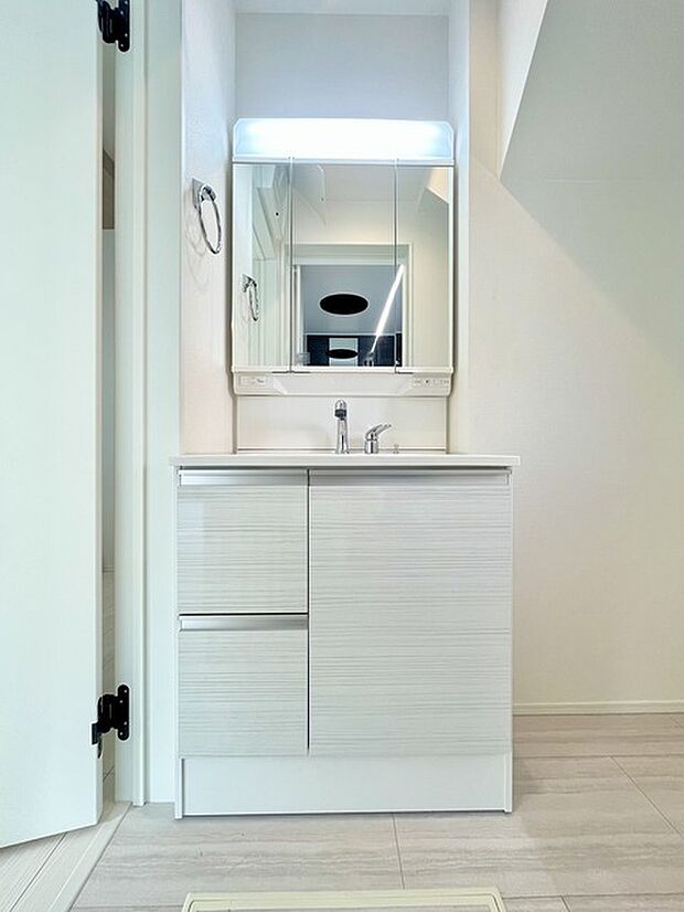 お出かけ前の身だしなみに一歩差がつく三面鏡。ミラー裏にはたっぷり収納もございます。