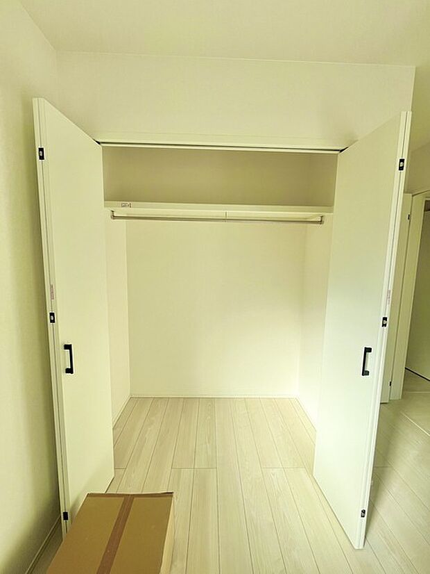 広々収納で、仕事着、普段着をまとめて収納できます。