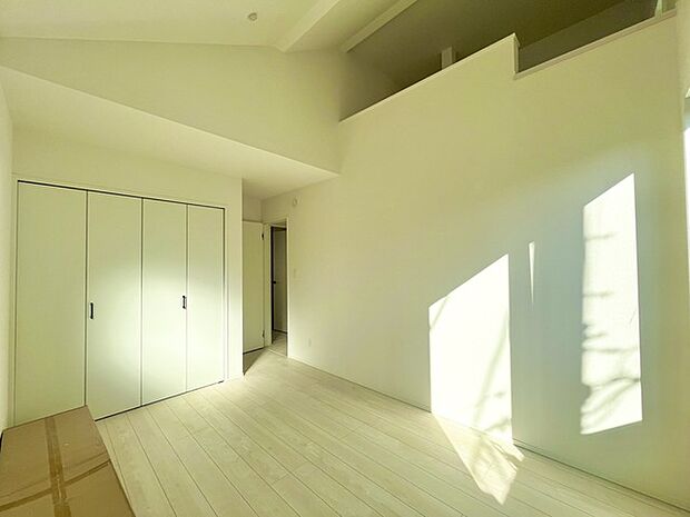 部屋の上部にはゆったりとしたロフトがありお子様のお楽しみスペースとしても収納スペースとして活用いただけけます。