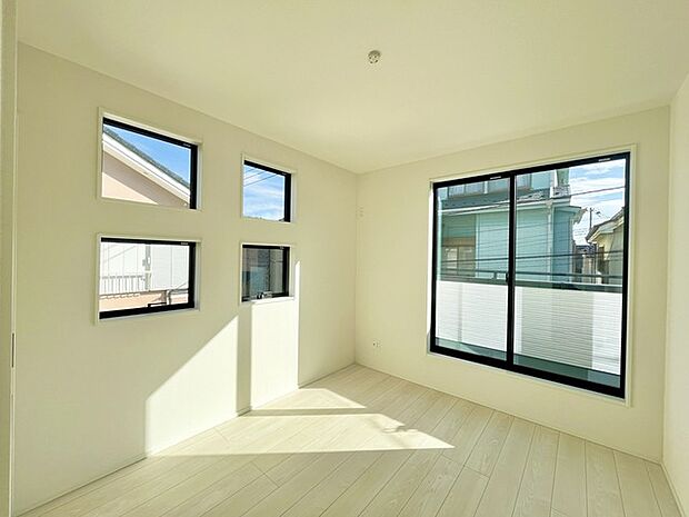 大きな開口部から明るい光が差し込む、日中の室内の明るさがこの部屋の魅力です。