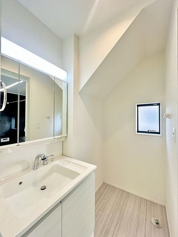 使い勝手の良い洗面台、窓があることで換気もしやすく清潔感のある空間を保てます。