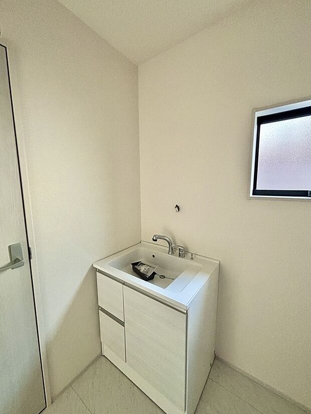 三面鏡スタイルの洗面台が入ります。 お出かけ前の身だしなみに一歩差がつく三面鏡。ミラー裏にはたっぷり収納もございます。 