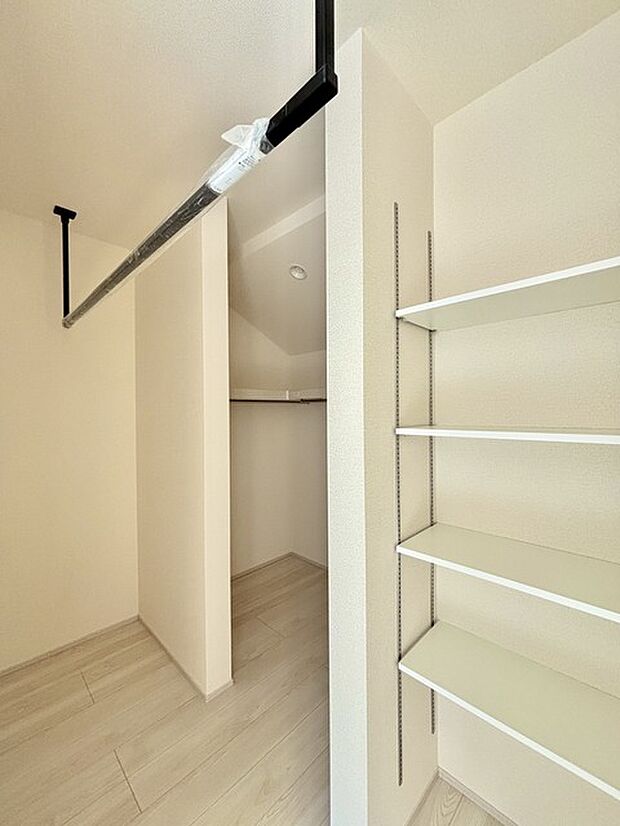 ハンガーパイプも備えたWIC付きです。