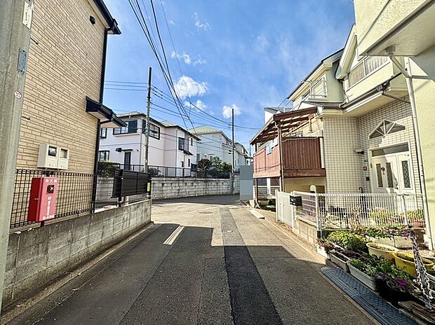 戸建てが立ち並ぶ静かな住宅街。四季折々の移り変わりを感じながら自然と楽しみ、暮らす、そんな毎日を日々の中で感じられる住環境
