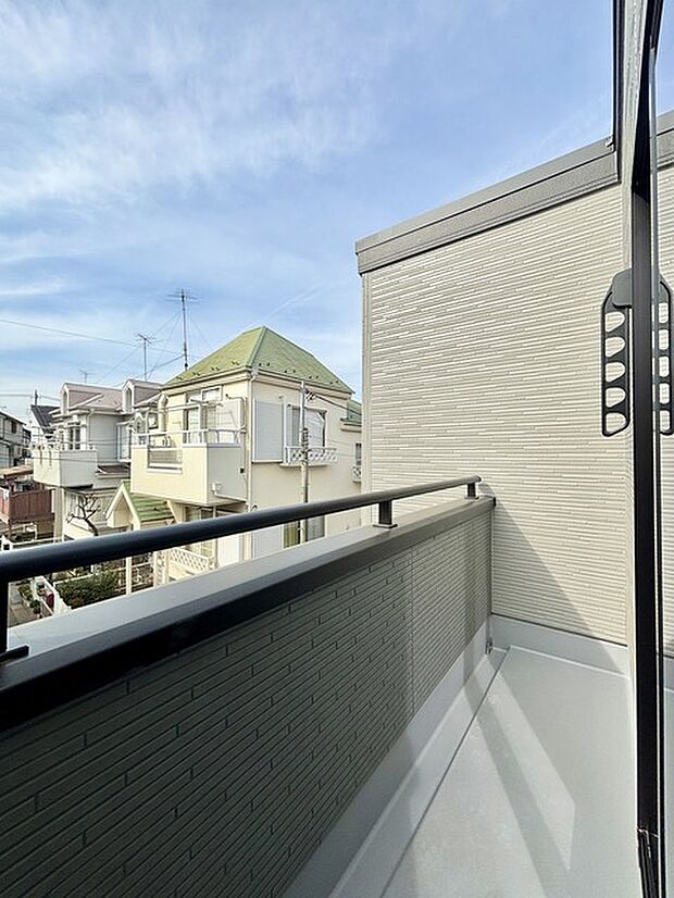 陽ざしが差込む明るいバルコニー。奥行きのあるバルコニーはお洗濯時に助かります。 