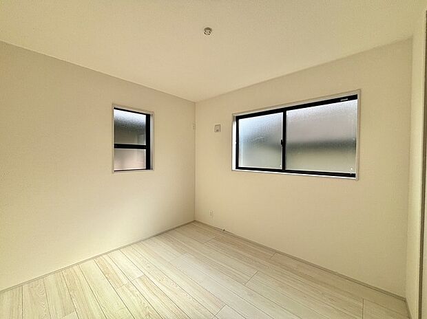 どんな家具にでも相性が良い清潔感ある白色調のクロスを採用。主張しすぎない配色、耐久性にも優れた床材は日々のメンテナンスも楽に、快適に過ごして頂けるよう考えられています。