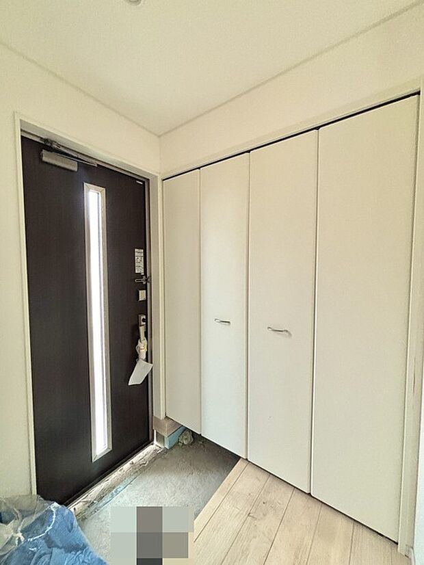 明るく開放的な玄関、靴の脱ぎ履きもしやすく、収納も豊富でご家族皆様の靴をスッキリ収納できます。