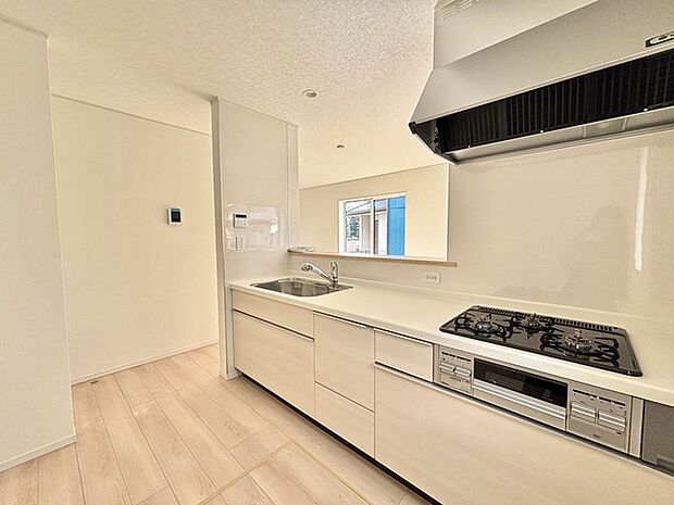 家族が一番集まる場所だから広々としつつも素敵な空間であって欲しい。皆がくつろぐリビングからキッチンまでが一つに繋がる空間。