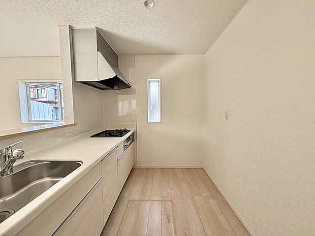 明るい光が降り注ぐ窓があるキッチンはお料理を作る時の気持ちもいつもより明るくなります。近くに窓があるので換気もしやすいですね。