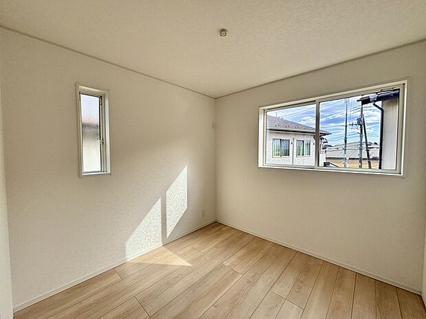 衣類の整理整頓に嬉しいクローゼット付きのお部屋。お子様のお部屋としても便利です。 