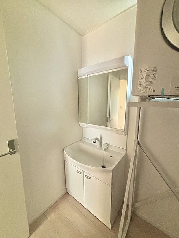 お出かけ前の身だしなみに一歩差がつく三面鏡。ミラー裏にはたっぷり収納もございます。