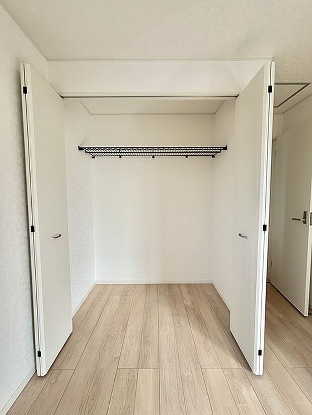 広々収納で、仕事着、普段着をまとめて収納できます。 