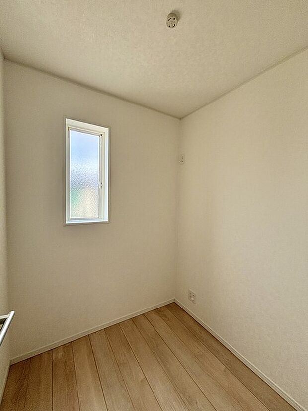 いろいろな用途に使えるテレワークルーム2帖