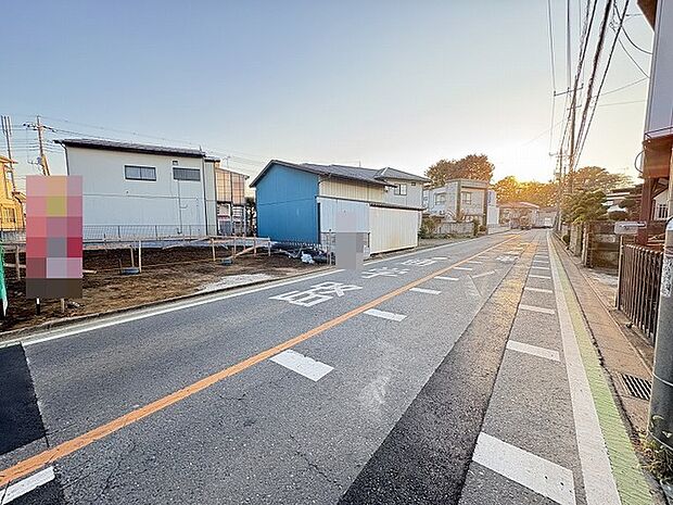 前の道路は少し車通りはありますが、現地でご確認下さい。