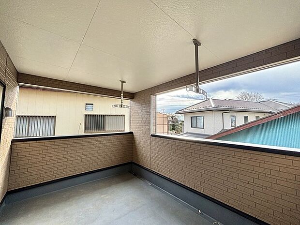 プライバシーを確保しやすい広々としたインナーバルコニー。雨天時でも洗濯物が濡れることなく安心です。 