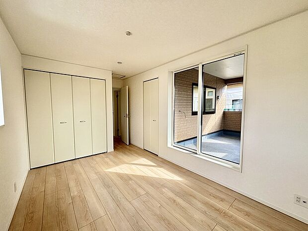 どんな家具にでも相性が良い清潔感ある白色調のクロスを採用。主張しすぎない配色、耐久性にも優れた床材は日々のメンテナンスも楽に、快適に過ごして頂けるよう考えられています。