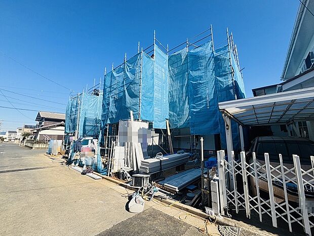 前面道路は広く、駐車がしやすいです。駐車スペース2台分ございます。 