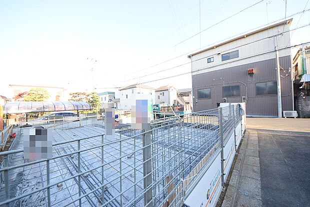 戸建てが立ち並ぶ静かな住宅街。四季折々の移り変わりを感じながら自然と楽しみ、暮らす、そんな毎日を日々の中で感じられる住環境