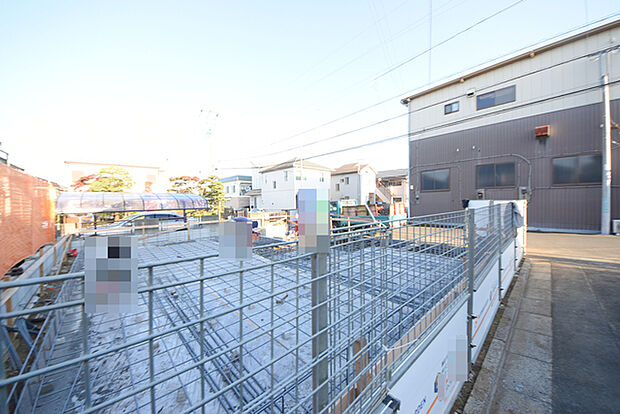 戸建てが立ち並ぶ静かな住宅街。四季折々の移り変わりを感じながら自然と楽しみ、暮らす、そんな毎日を日々の中で感じられる住環境