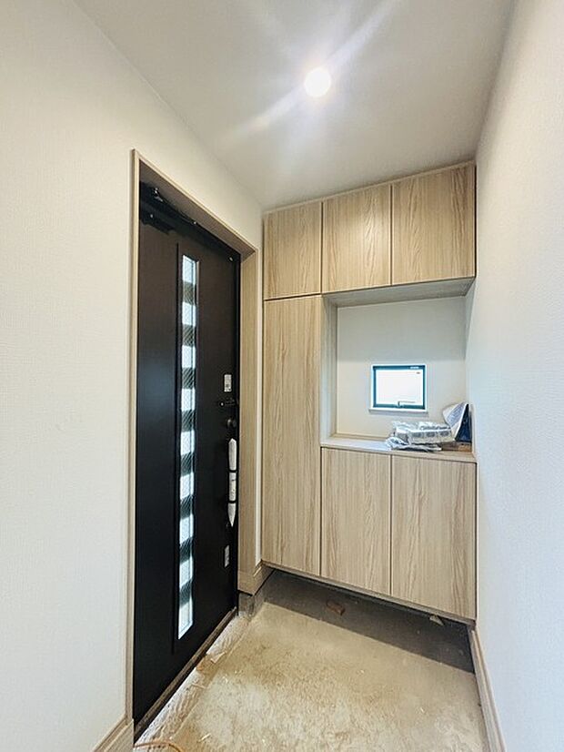 明るく開放的な玄関、靴の脱ぎ履きもしやすく、収納も豊富でご家族皆様の靴をスッキリ収納できます。