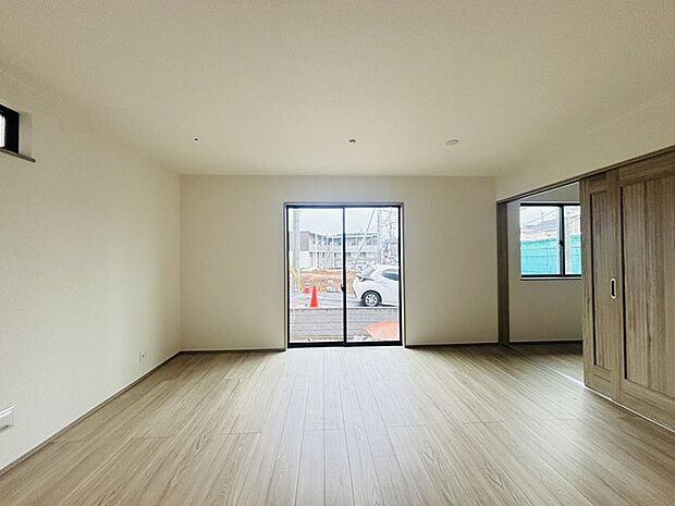 どんな家具にでも相性が良い清潔感ある白色調のクロスを採用。主張しすぎない配色、耐久性にも優れた床材は日々のメンテナンスも楽に、快適に過ごして頂けるよう考えられています。