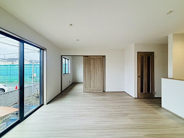 家族団欒のリビング。陽光差し込む食卓には家族の会話とスマイルが溢れます。いつまでもここで食卓を囲みたくなる、そう感じさせてくれるスペース。 