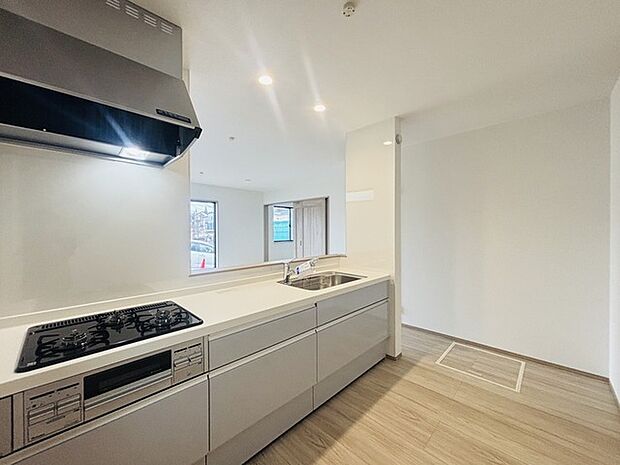 リビングにいる家族の顔が見渡せるカウンターキッチン。お料理もより一層おいしく、楽しく。食器棚を背面に設置しても十分な広さを確保しています。 