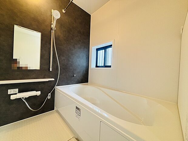 落ち着いた色味の浴室で1日の疲れをゆっくりと癒してください。 