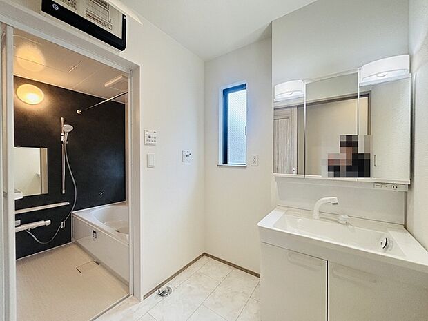 お出かけ前の身だしなみに一歩差がつく三面鏡。ミラー裏にはたっぷり収納もございます。