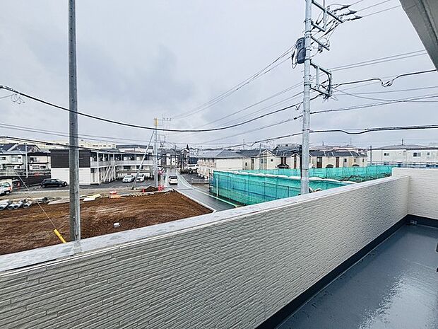 陽ざしが差込む明るいバルコニー。奥行きのあるバルコニーはお洗濯時に助かります。