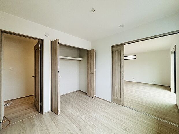 どんな家具にでも相性が良い清潔感ある白色調のクロスを採用。主張しすぎない配色、耐久性にも優れた床材は日々のメンテナンスも楽に、快適に過ごして頂けるよう考えられています。 