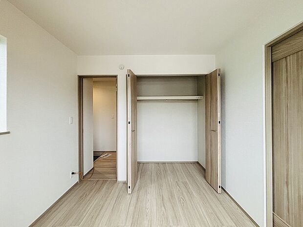 広々収納で、仕事着、普段着をまとめて収納できます。