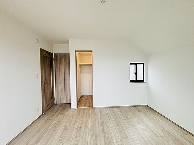 大きな開口部から明るい光が差し込む、日中の室内の明るさがこの部屋の魅力です。