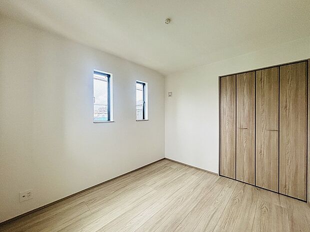 どんな家具にでも相性が良い清潔感ある白色調のクロスを採用。主張しすぎない配色、耐久性にも優れた床材は日々のメンテナンスも楽に、快適に過ごして頂けるよう考えられています。