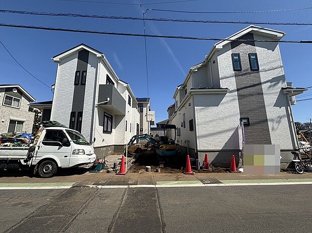 通りから入ったプライベート空間で落ち着いた雰囲気でお住いになる。敷地部分でお子様の遊ぶスペースや駐車スペースに活用できます。