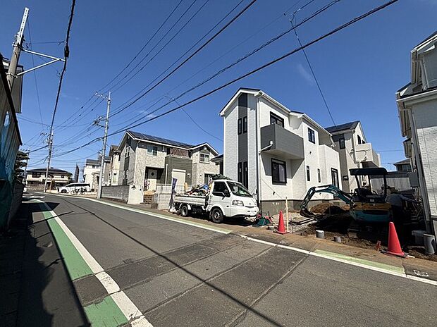 6m幅員の道路に面しておりお車の運転が苦手な方でも安心して出入りいただけます。