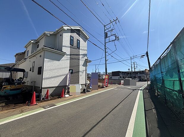 前面道路は広く、駐車がしやすいです。駐車スペース2台分ございます。