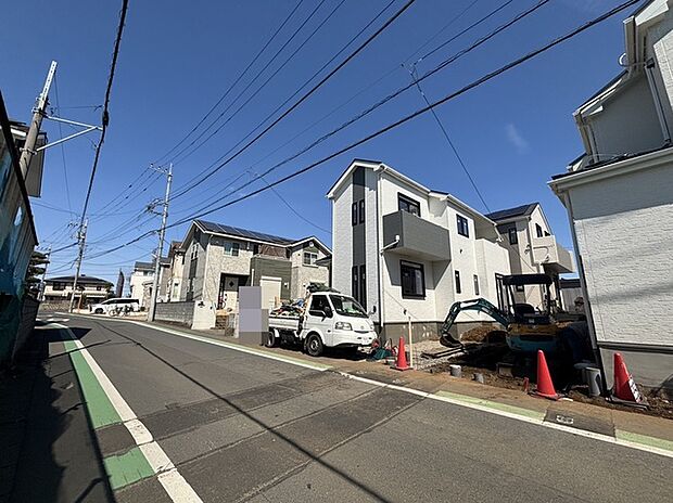 周辺の街並み 戸建てが立ち並ぶ静かな住宅街。四季折々の移り変わりを感じながら自然と楽しみ、暮らす、そんな毎日を日々の中で感じられる住環境 (30m)