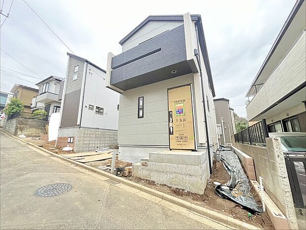 戸建てが立ち並ぶ静かな住宅街。四季折々の移り変わりを感じながら自然と楽しみ、暮らす、そんな毎日を日々の中で感じられる住環境