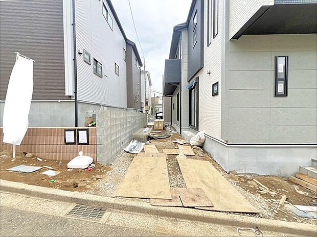 セカンドカーや来客時にも便利なカースペース2台分ございます。