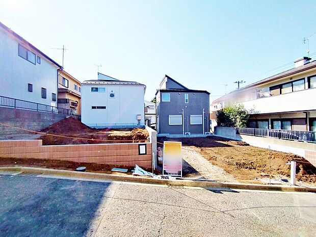 戸建てが立ち並ぶ静かな住宅街。四季折々の移り変わりを感じながら自然と楽しみ、暮らす、そんな毎日を日々の中で感じられる住環境