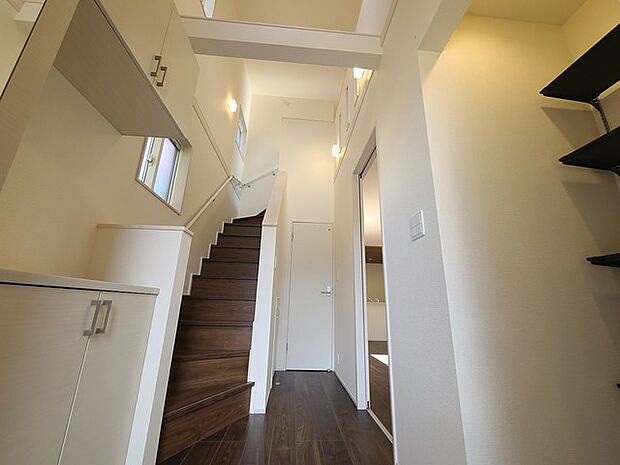 玄関はおうちの顔とも呼ばれる重要な場所!明るくスッキリと見える空間で住まう人を見送り、出迎えてくれます。