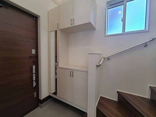 明るく開放的な玄関、靴の脱ぎ履きもしやすく、収納も豊富でご家族皆様の靴をスッキリ収納できます。 