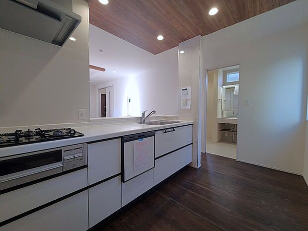 リビングにいる家族の顔が見渡せるカウンターキッチン。お料理もより一層おいしく、楽しく。食器棚を背面に設置しても十分な広さを確保しています。 