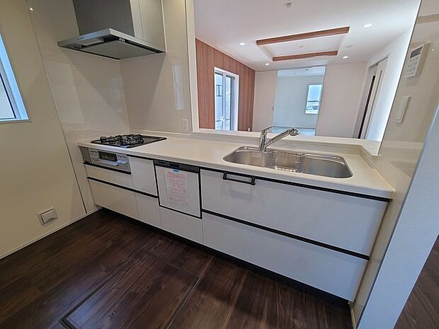 リビングにいる家族の顔が見渡せるカウンターキッチン。お料理もより一層おいしく、楽しく。食器棚を背面に設置しても十分な広さを確保しています。 