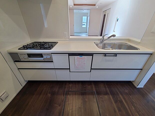 リビングにいる家族の顔が見渡せるカウンターキッチン。お料理もより一層おいしく、楽しく。食器棚を背面に設置しても十分な広さを確保しています。 