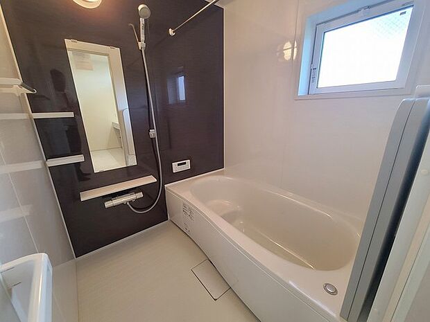 一緒にお風呂に入っている子供達の声がリビングまで聞こえてきそうな広々とした1坪バス