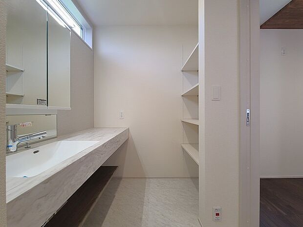 ゆとりの洗面スペースで朝の身支度もスムーズに行えます。 